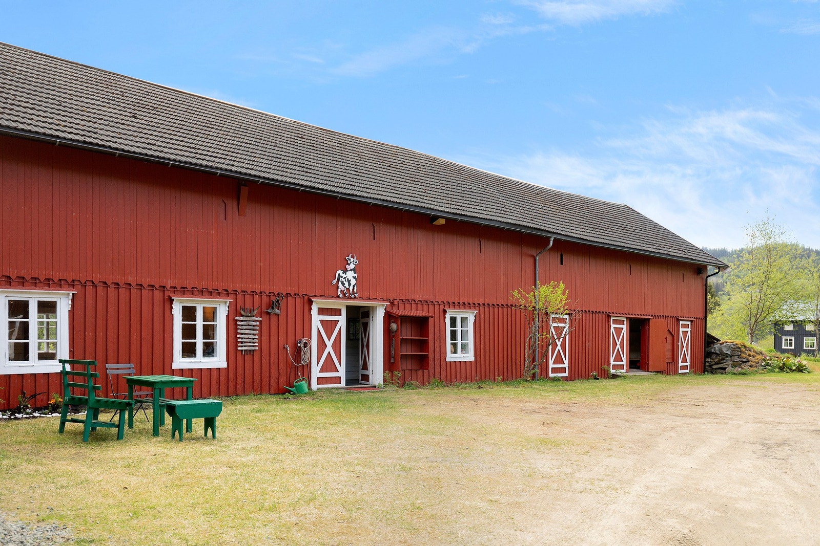 Trivelig tun med stor gårdsplass og pent opparbeidede uteområder. Galleribilde