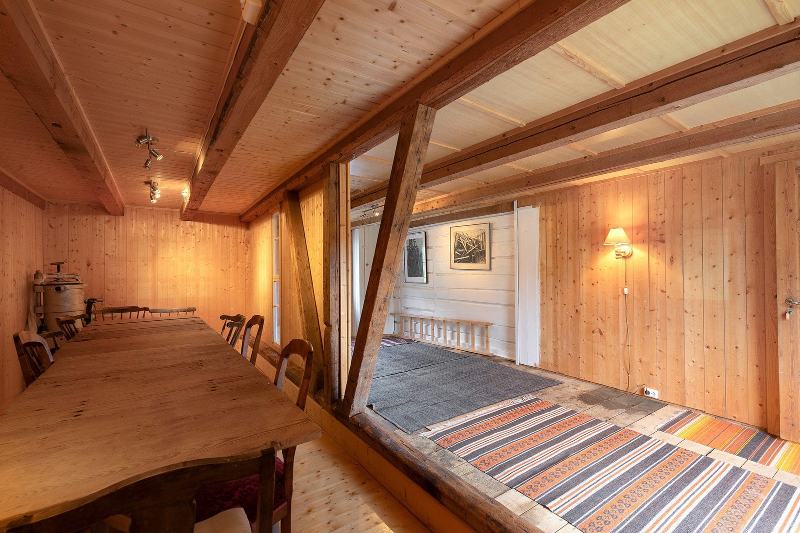 Velholdt bygningsmasse med rom benyttet til sosiale sammenkomster. Galleribilde