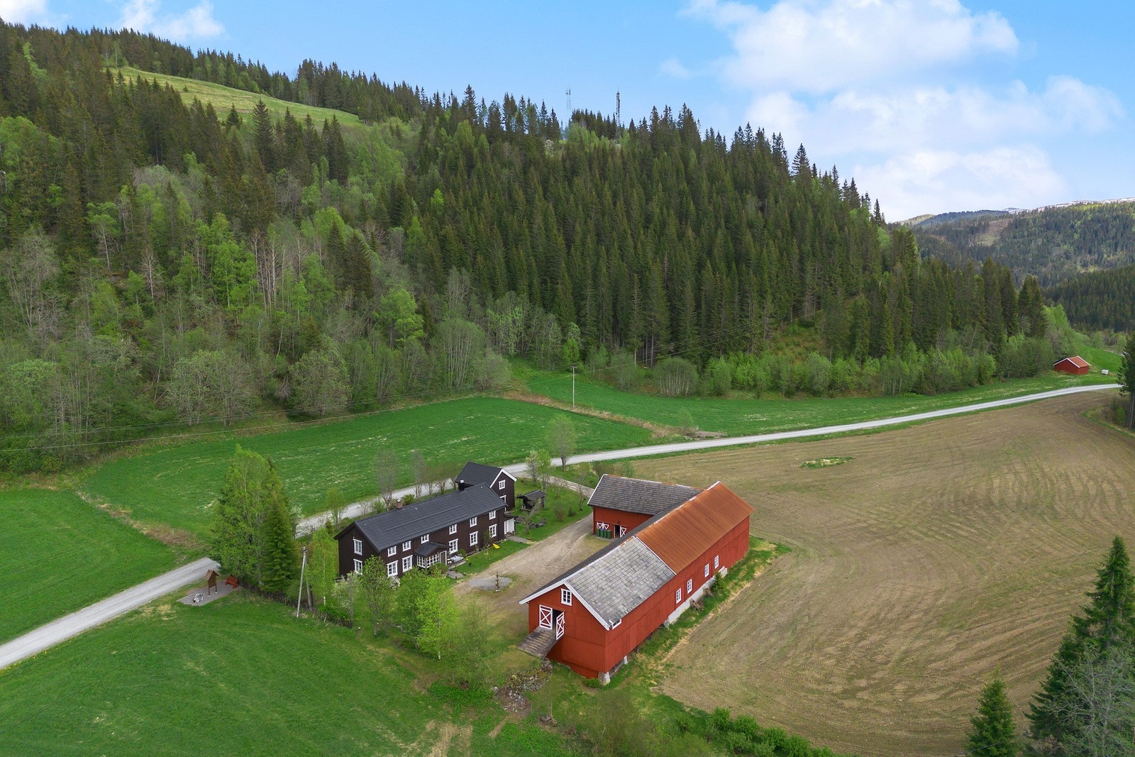 En del av boligen blir i dag utleid for kr. 11.000 pr. mnd. Se selgers bilder fra utleiedel i enden av annonsen. Galleribilde
