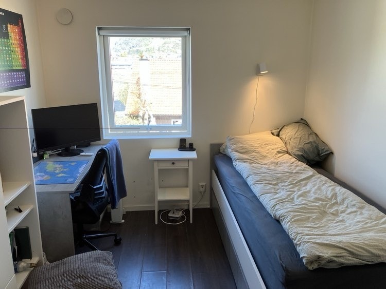 Alt inkludert; skrivepult, kontorstol, garderobe, seng og madrass. Alt du trenger er en overmadrass/ madrassbeskytter Galleribilde
