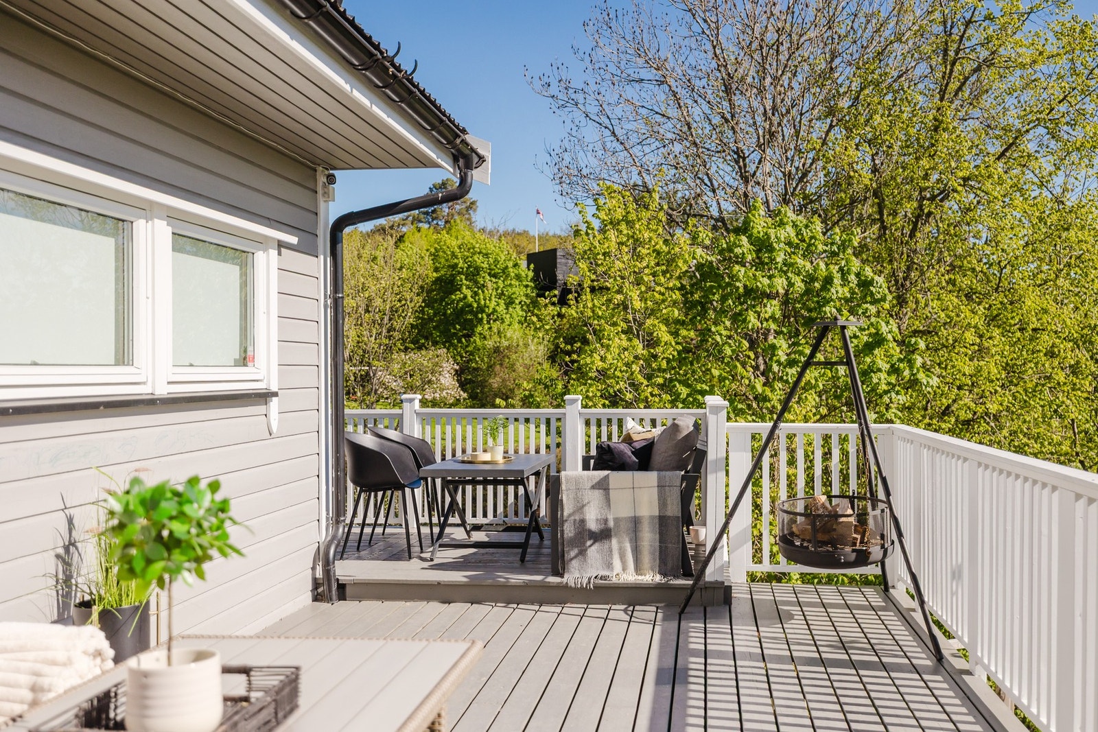 Terrassen er på ca. 46 kvm - Perfekt for hyggelige måltider og sosiale sammenkomster Galleribilde