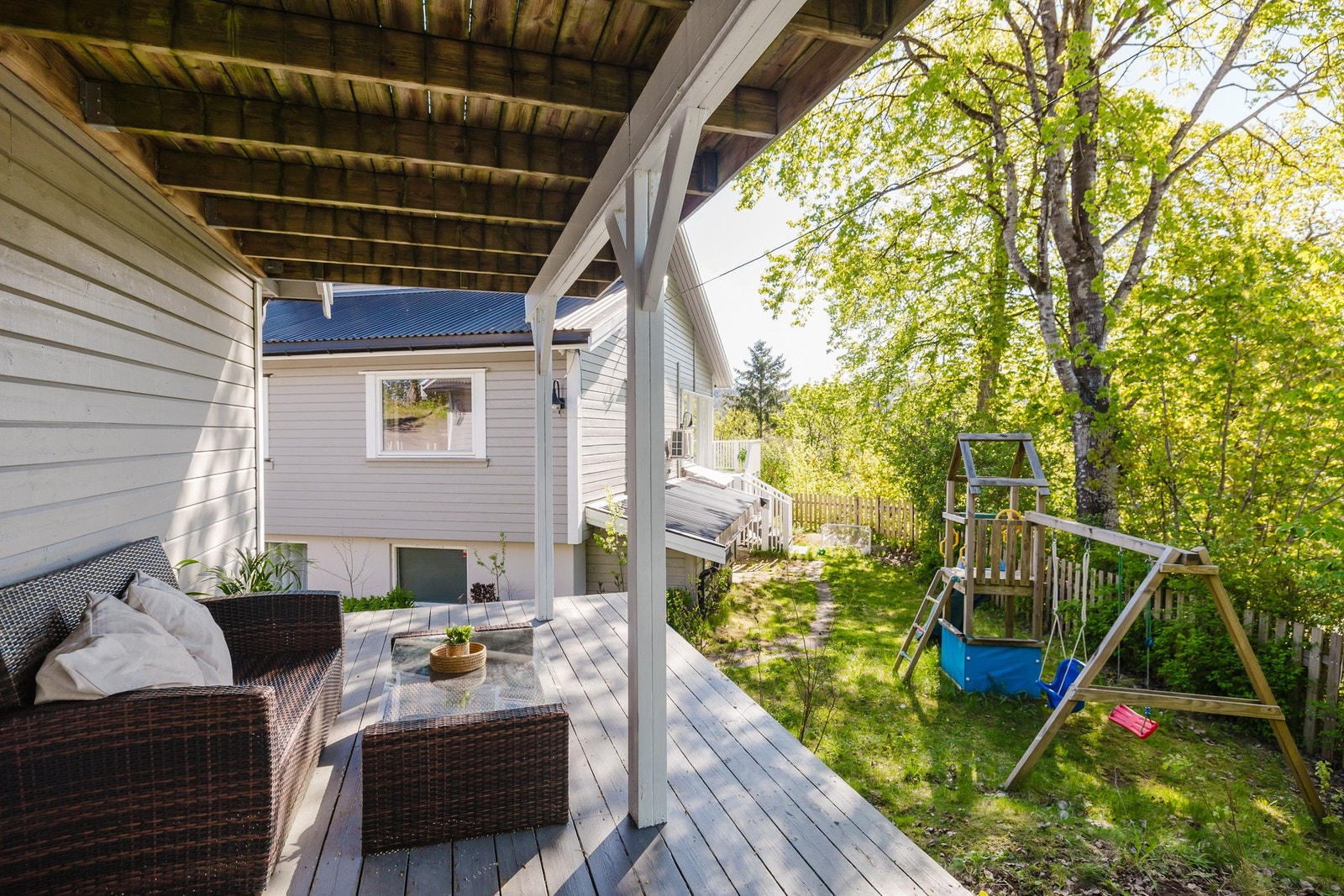 Kjelleretasjen har egen inngang og utgang til terrasse mot hagen Galleribilde