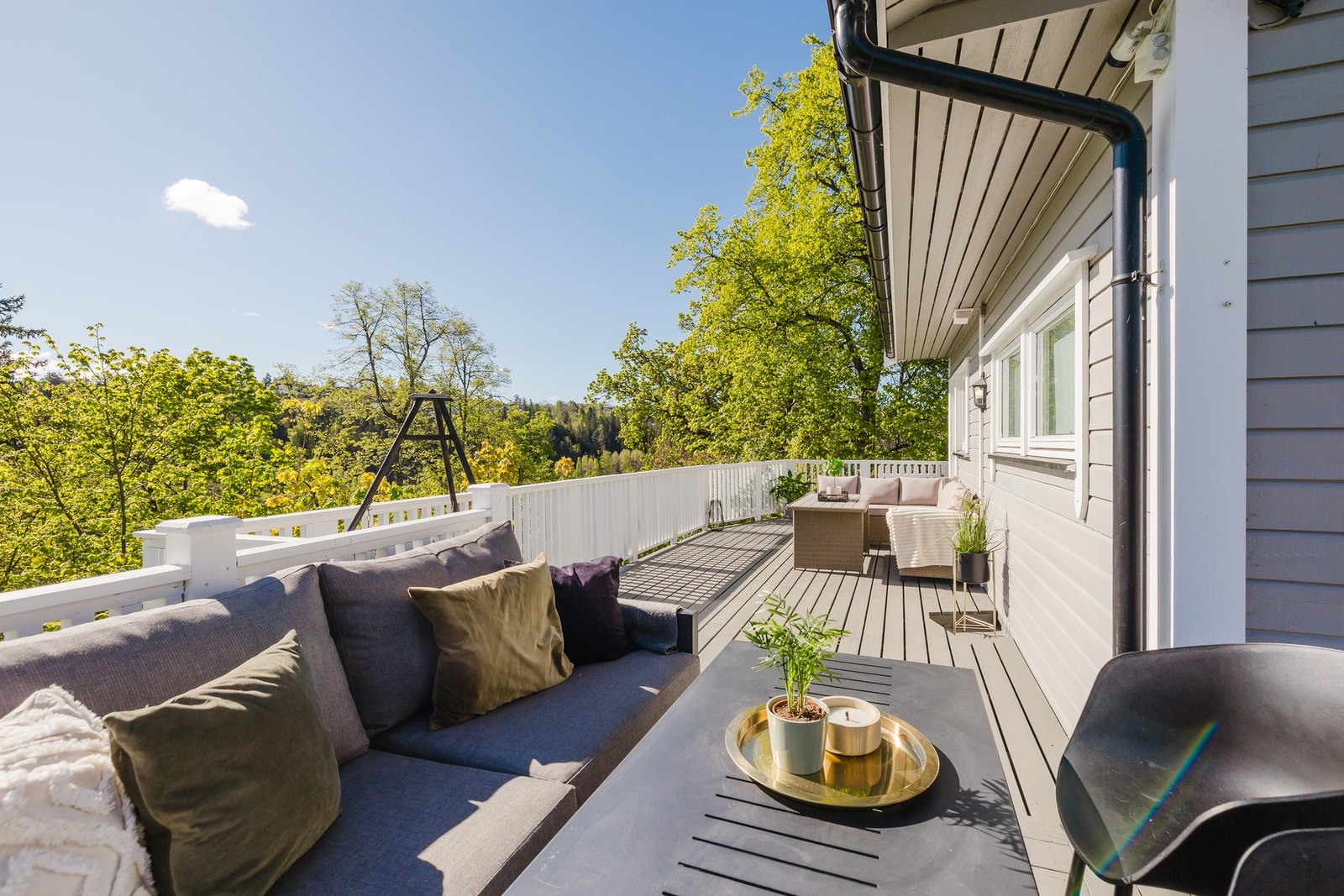 Terrasse med tilkomst fra hage og kjøkken som er utvidet og
fornyet i 2020. Nye terrassebord og rekkverk Galleribilde