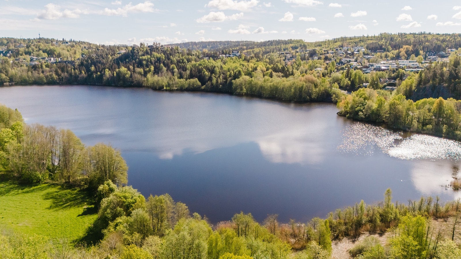 Huset ligger svært idyllisk til ved Pollevannet Galleribilde
