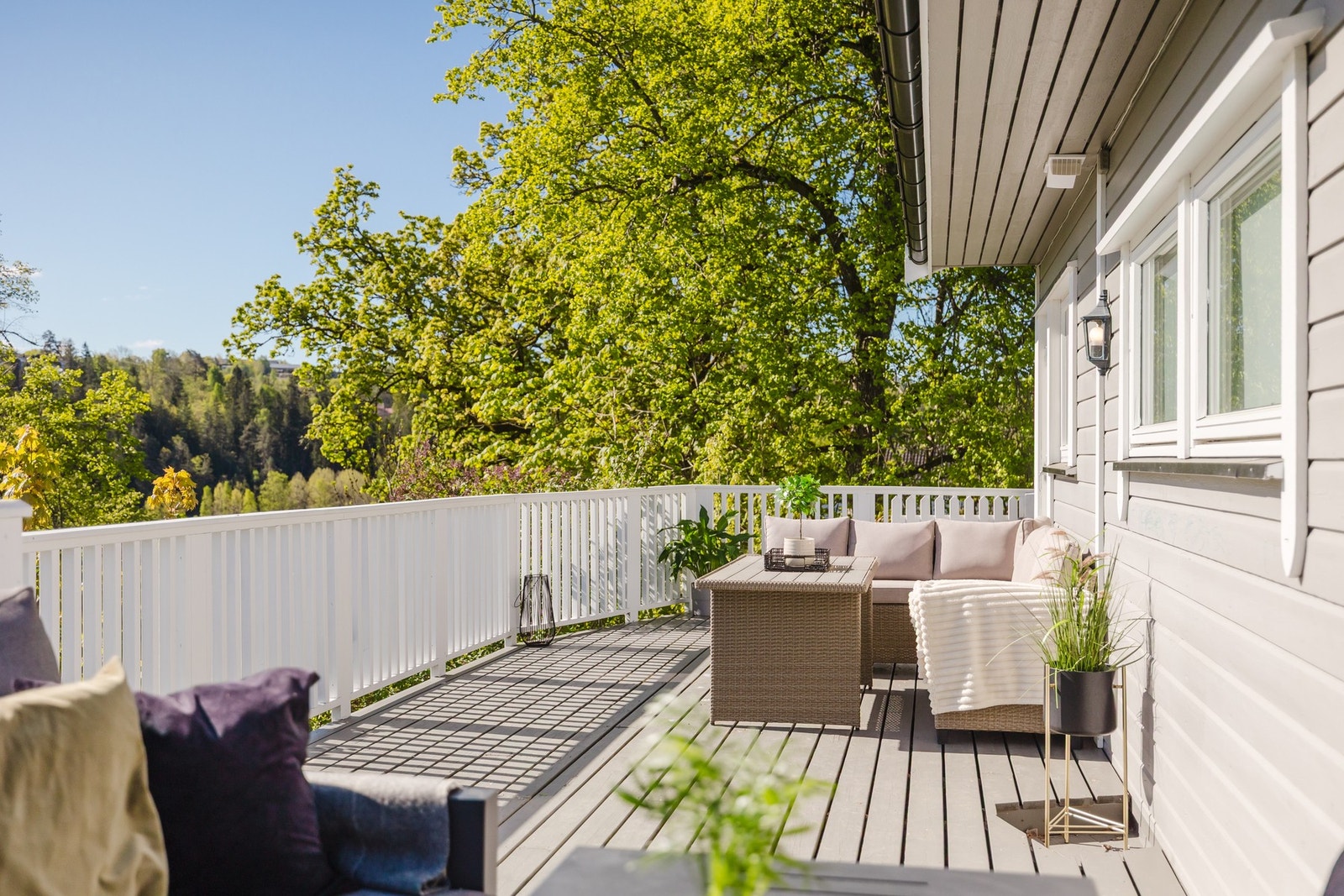 Den romslige terrassen byr på rikelig plass til både spisegruppe og loungemøbler, og blir et naturlig samlingspunkt for familie og venner gjennom sommerhalvåret Galleribilde