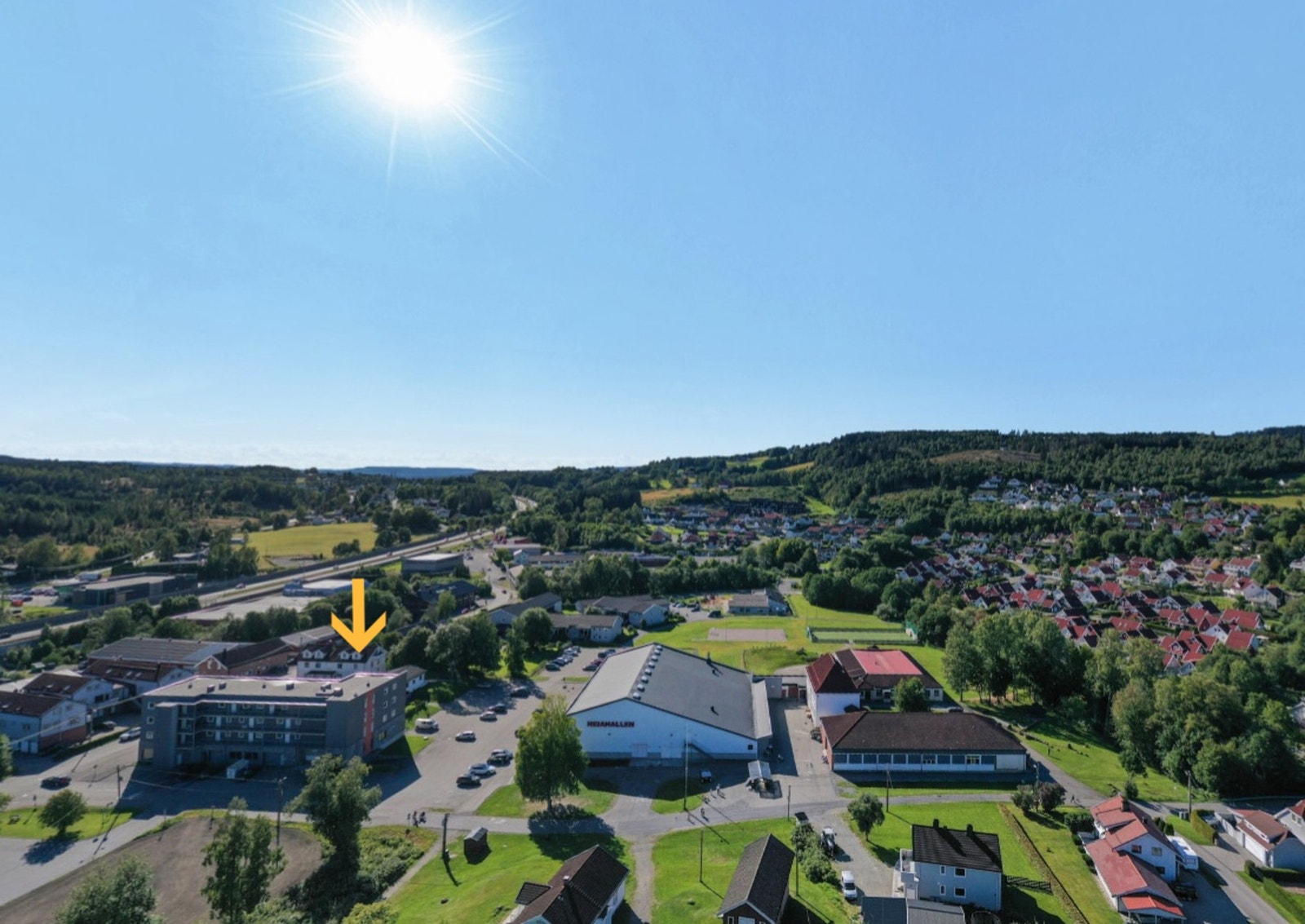 Det aktuelle boligbygget ligger sentralt til i et hyggelig nærområde. Galleribilde