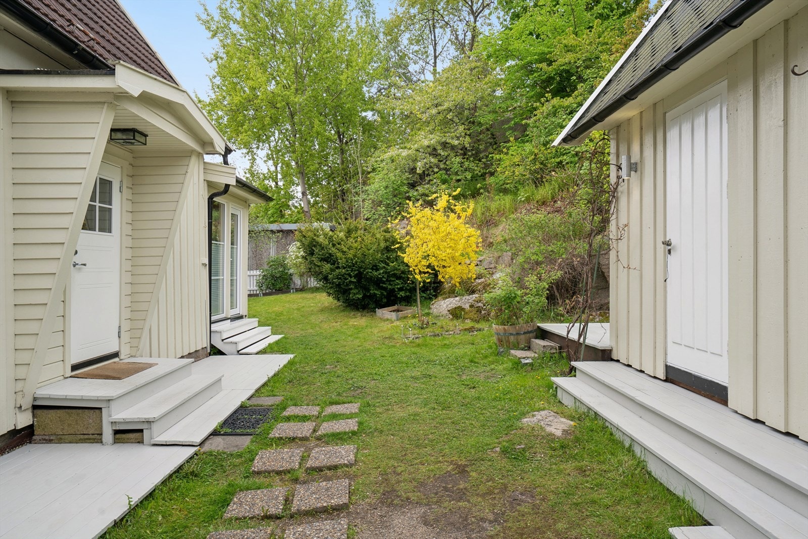 Hyggelig inngangsparti med inngang til både bolig, vinterhage og uthus/anneks. Galleribilde