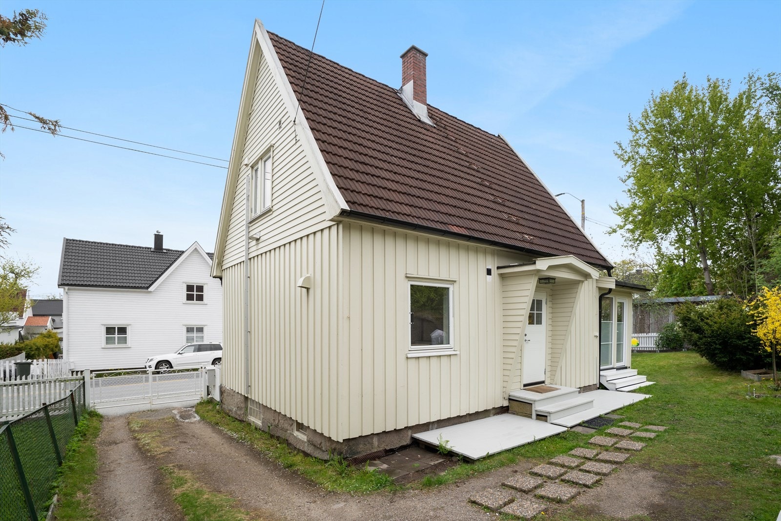 Adkomst via gruset gårdsplass og et hyggelig opparbeidet inngangsparti. Galleribilde