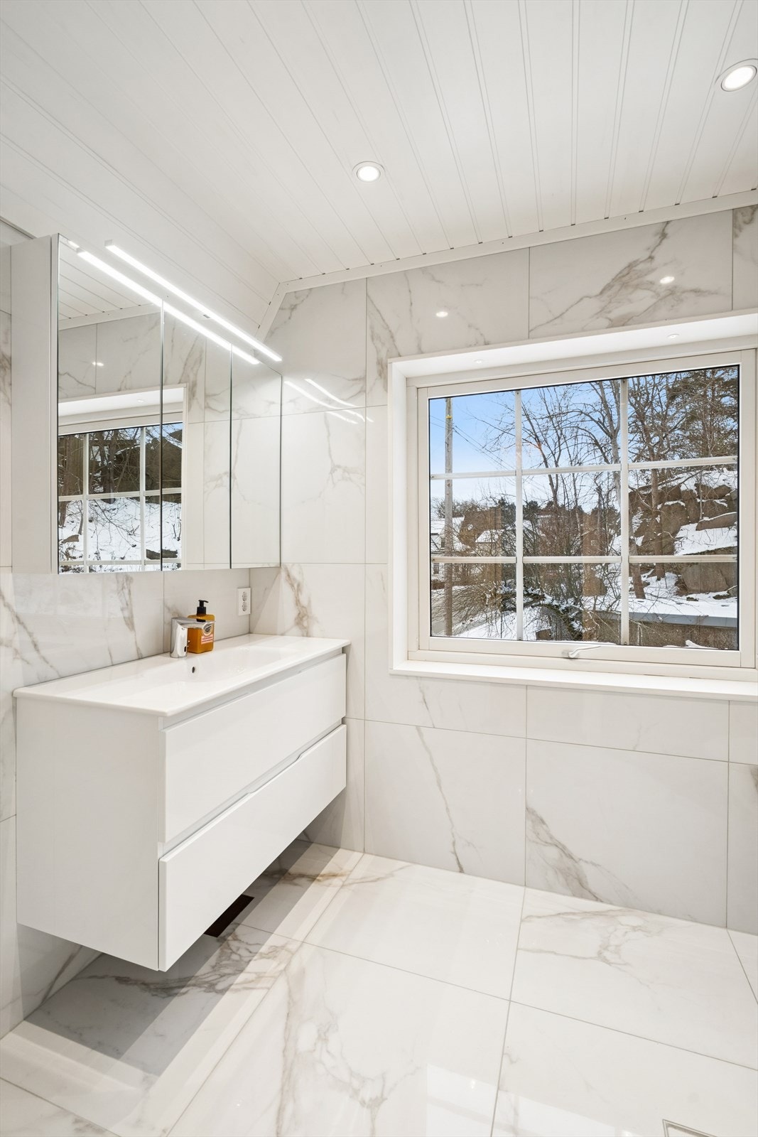Himlingen er kledd med panel, mens vegger og gulv har fliser. Gulvet er utstyrt med elektrisk gulvvarme for ekstra komfort. Galleribilde