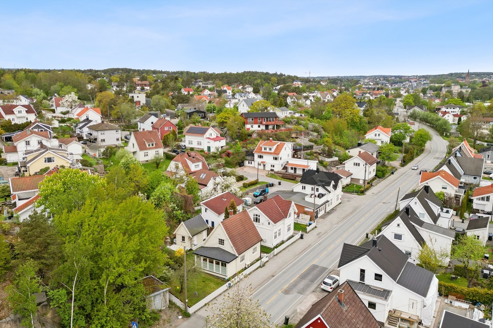 Boligen ligger flott til på idylliske Kråkerøy, i et veletablert og barnevennlig villaområde. Galleribilde
