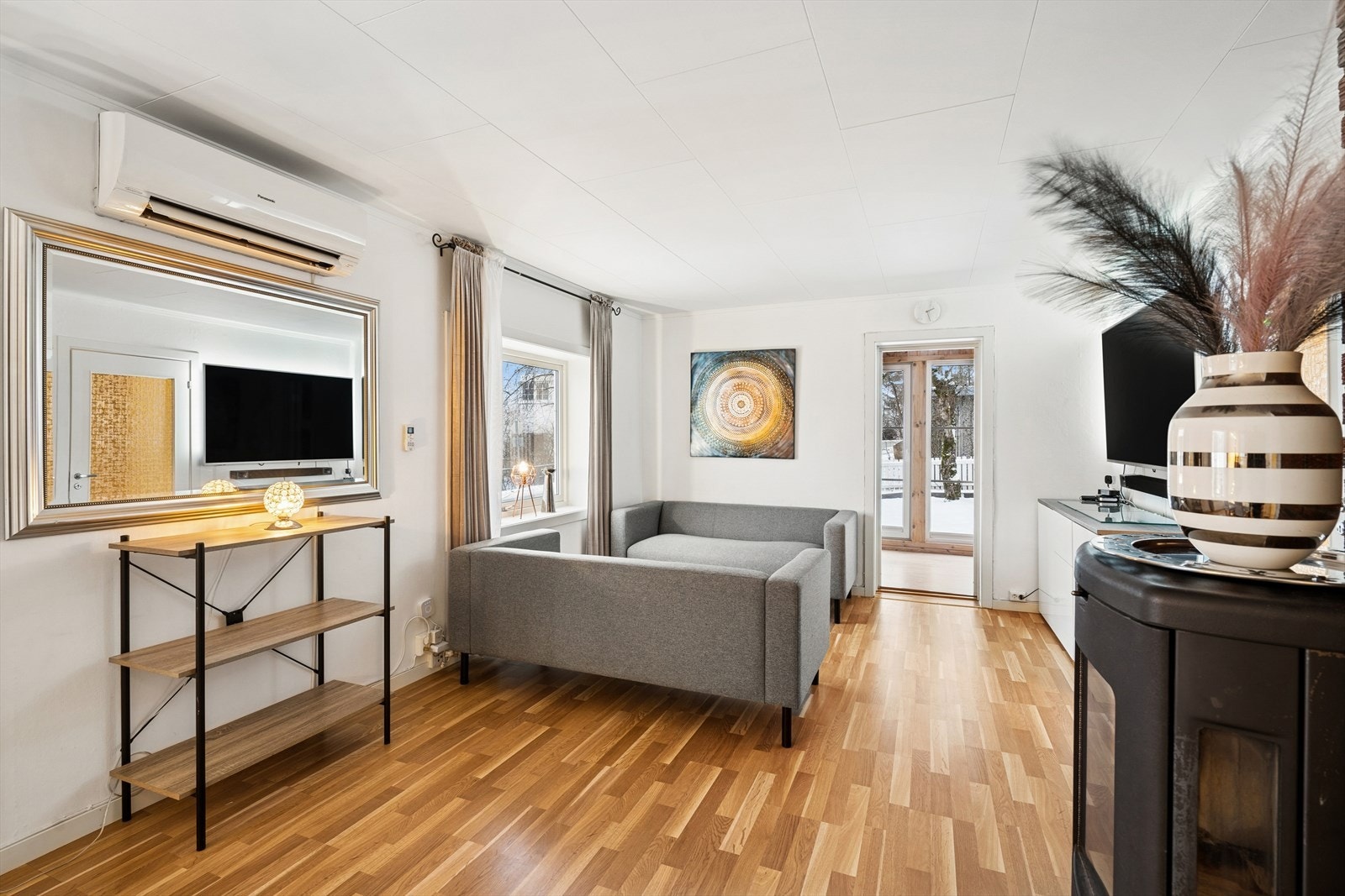 Det er god plass til sofa, TV-møblement, spisegruppe og øvrig ønsket møblement. Galleribilde