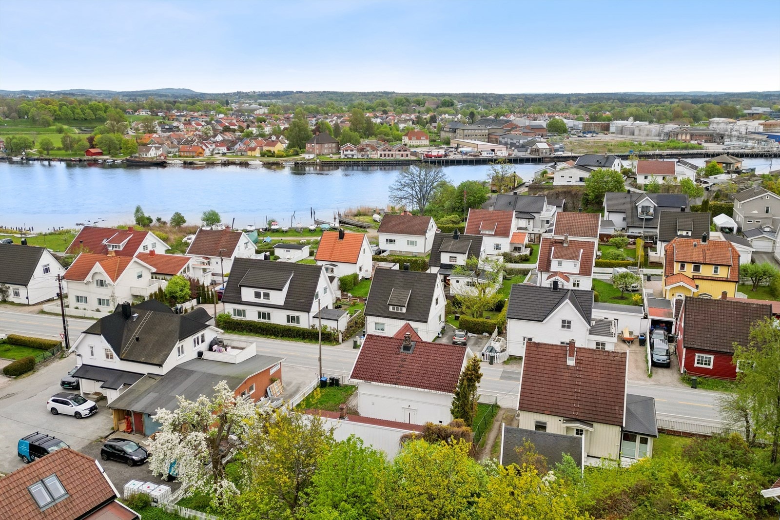 Fra eiendommen er det gangavstand til barnehage, skoler, kollektivtransport, ferje, båthavn og matbutikker. Galleribilde