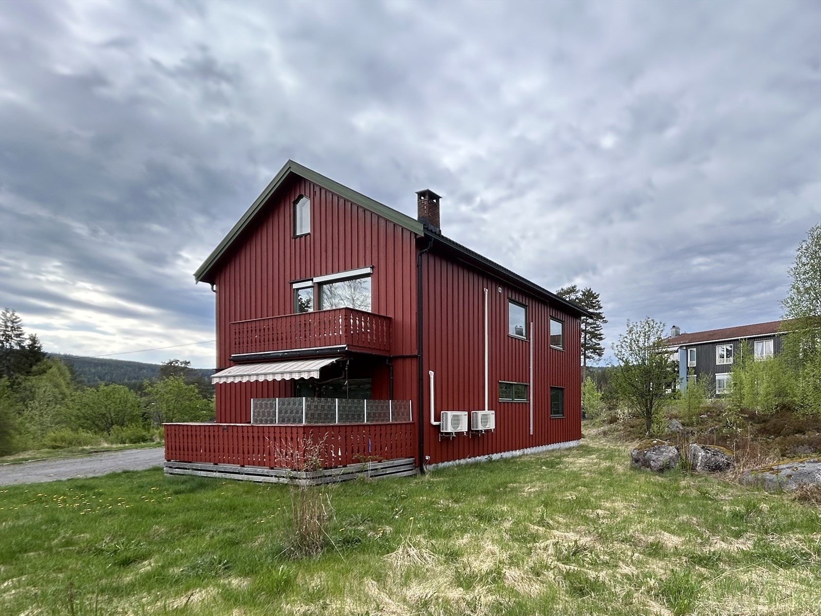 Tomten på 1226,2 m² er fellesareal for begge seksjonene Galleribilde