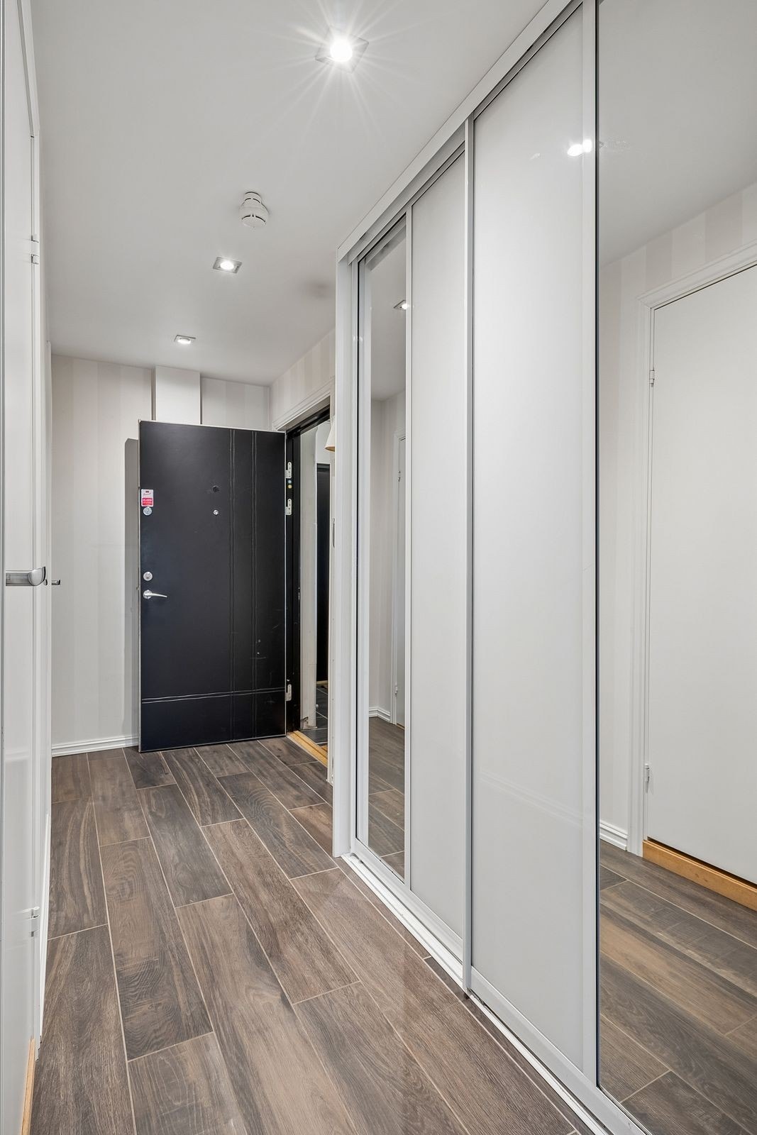 Romslig entre med speilskyvedørsgarderobe. Galleribilde