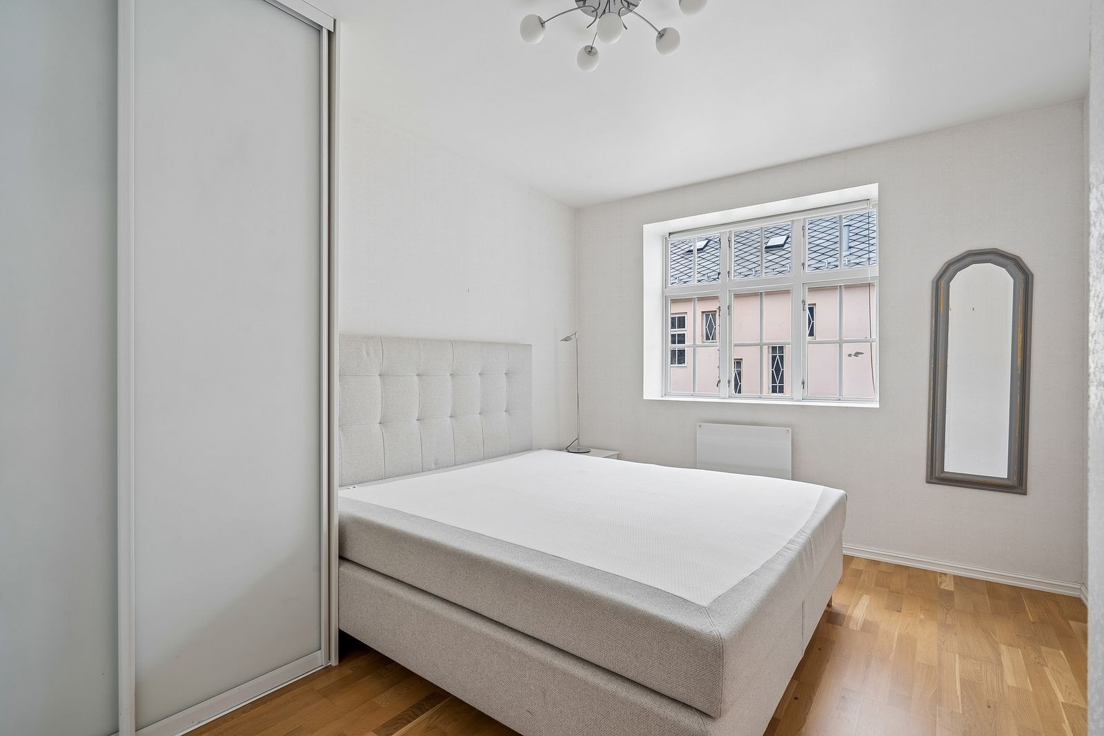 Soverom 1 er innredet med seng og garderobeskap. Galleribilde