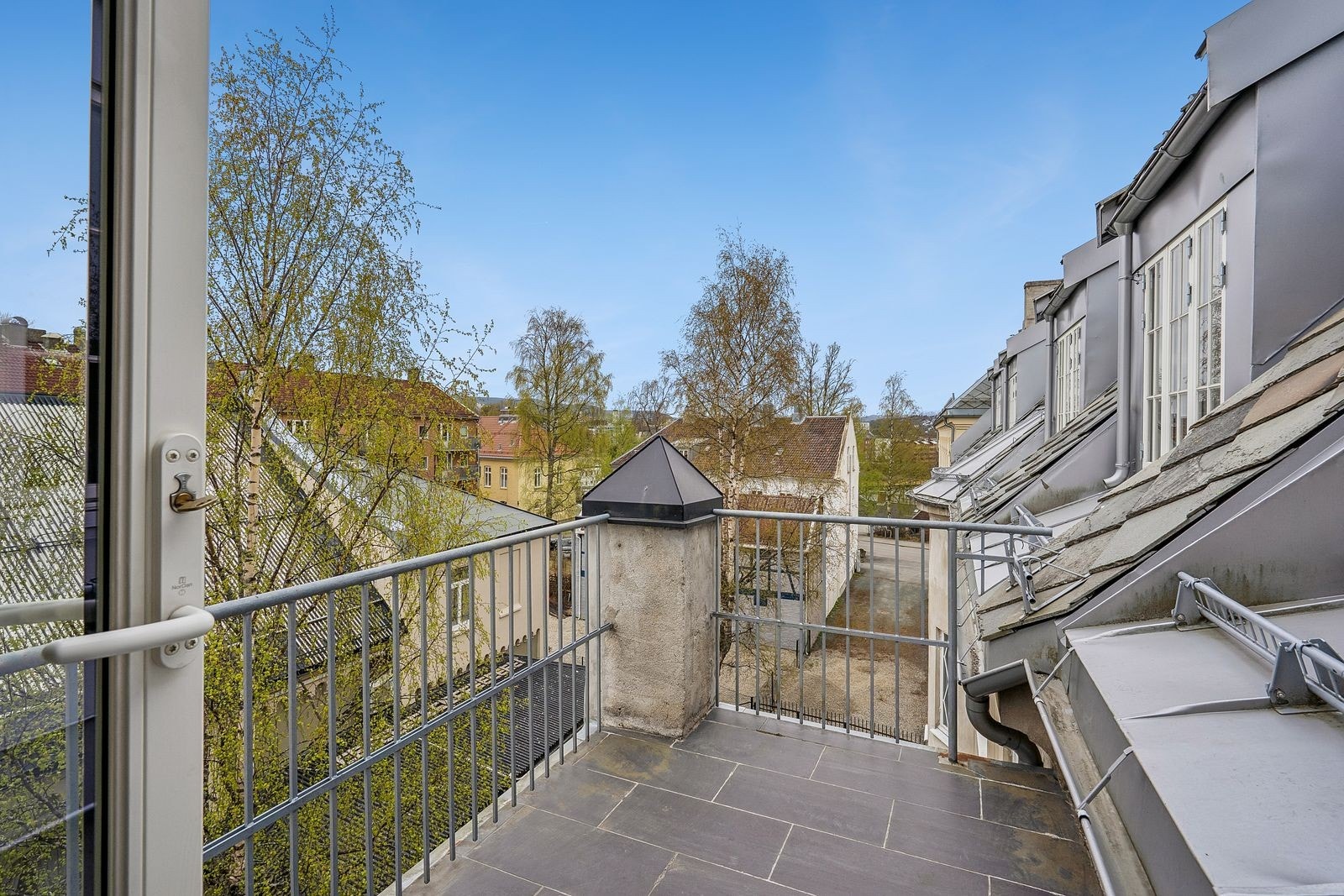 Leiligheten har egen balkong som er vendt ut mot bakgård. Galleribilde