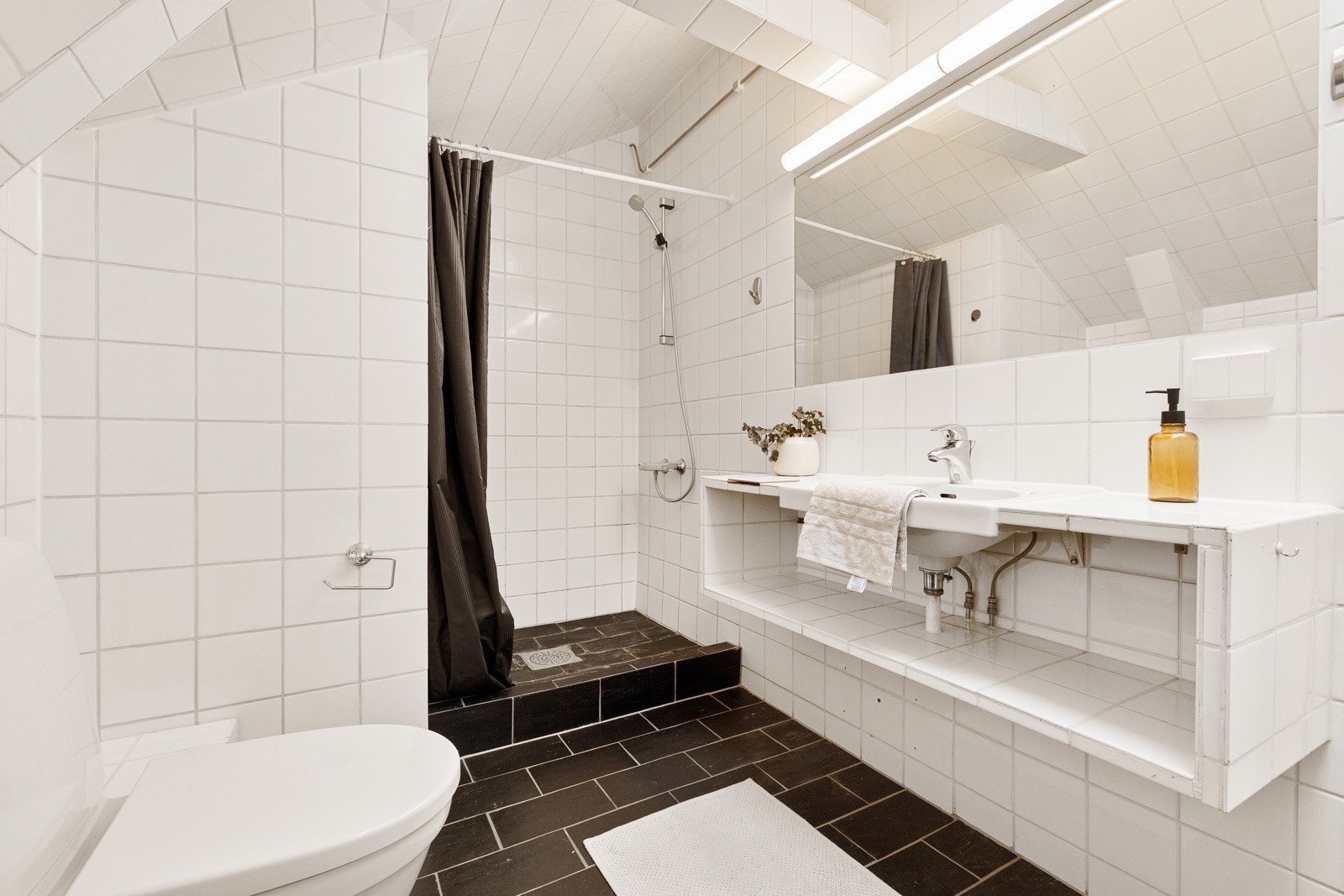Badet er av romslig størrelse. Mkanisk avtrekk og opplegg for vaskemaskin Galleribilde
