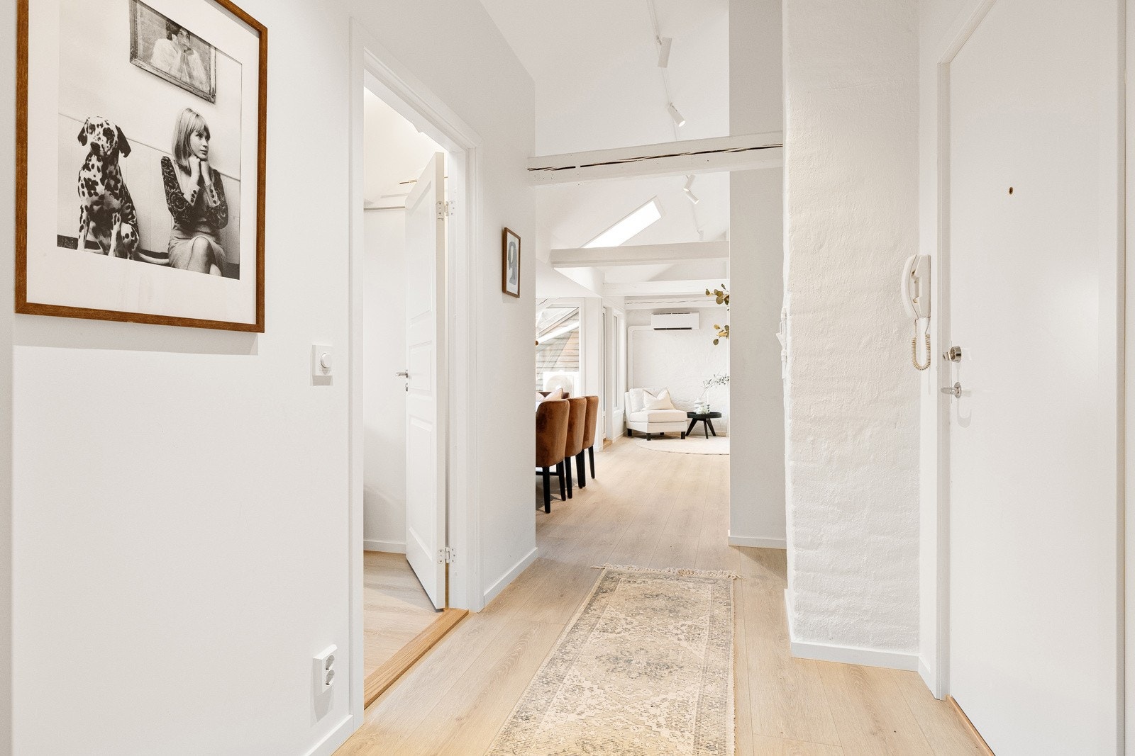 Entréen gir et lyst og ryddig førsteinntrykk av leiligheten, med oppussede overflater fra 2023 og god plass til å henge fra seg yttertøy. Galleribilde