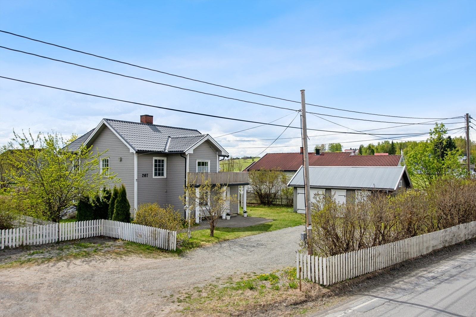 Parkering på egen gruset gårdsplass. Galleribilde