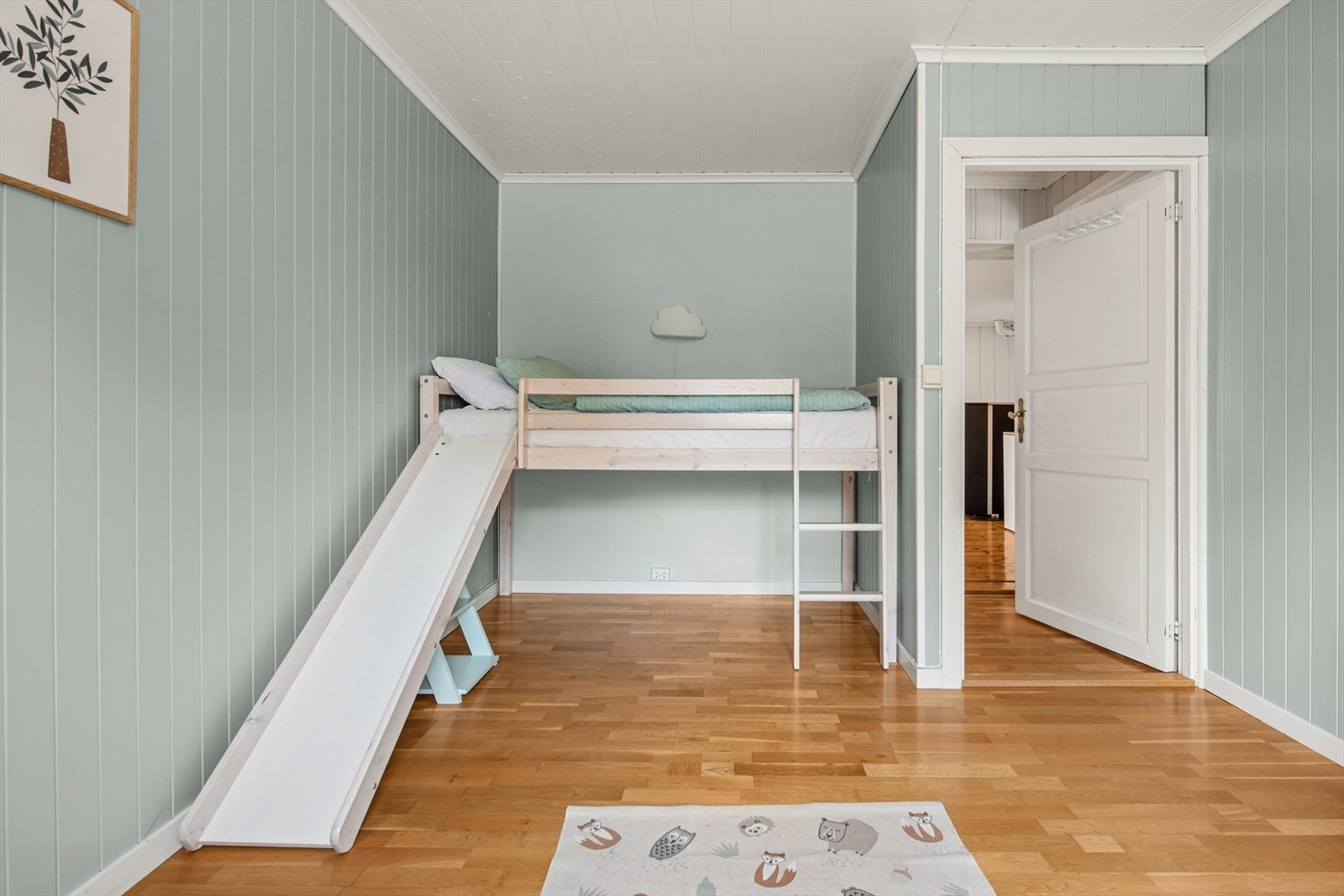 Et av boligens soverom i første etasje, med parkett på gulvet. Galleribilde