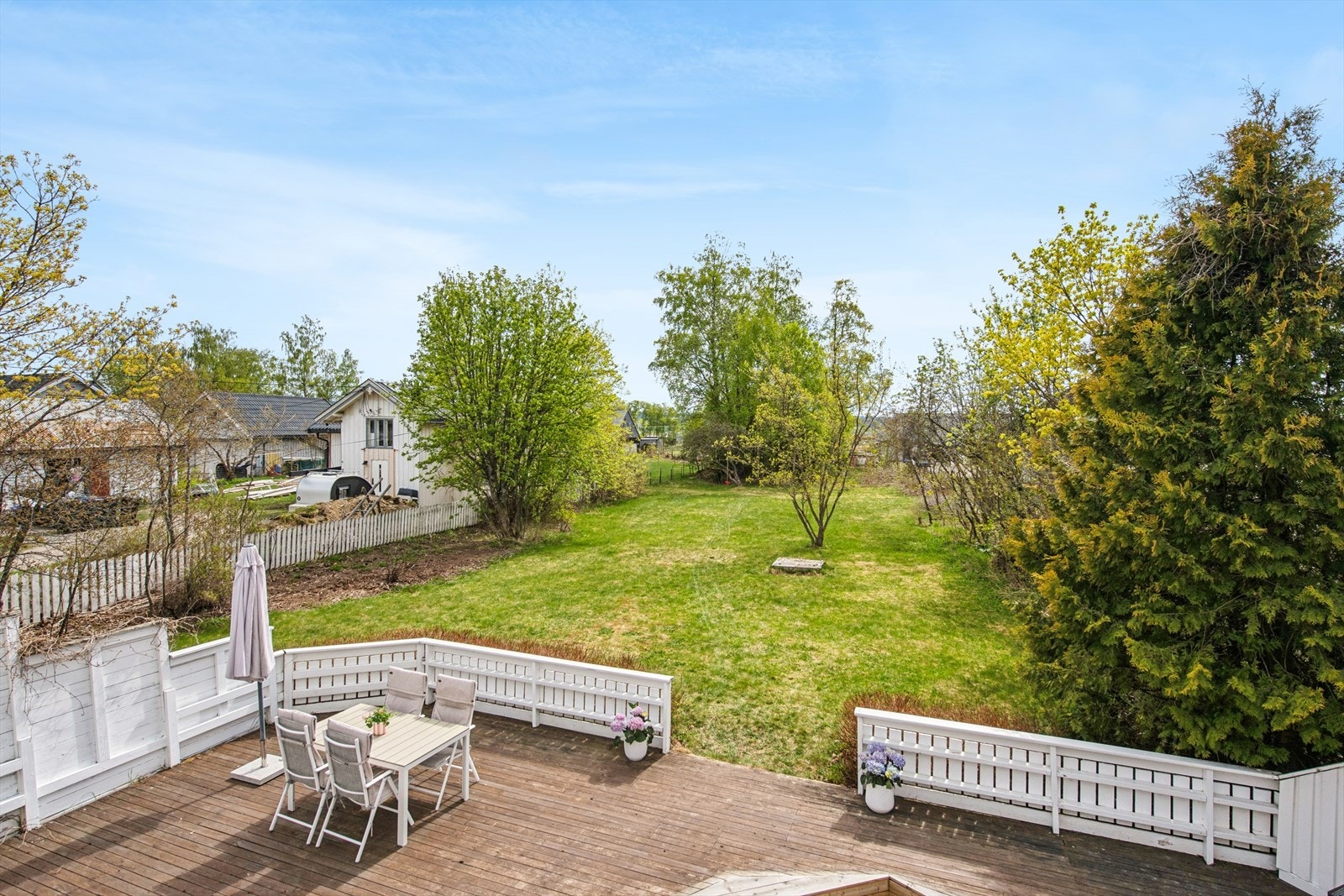 Den store eiertomten på over 2,2 mål og en unik terrasse med nedsenket bålpanne skaper en flott ramme for utelivet. Galleribilde