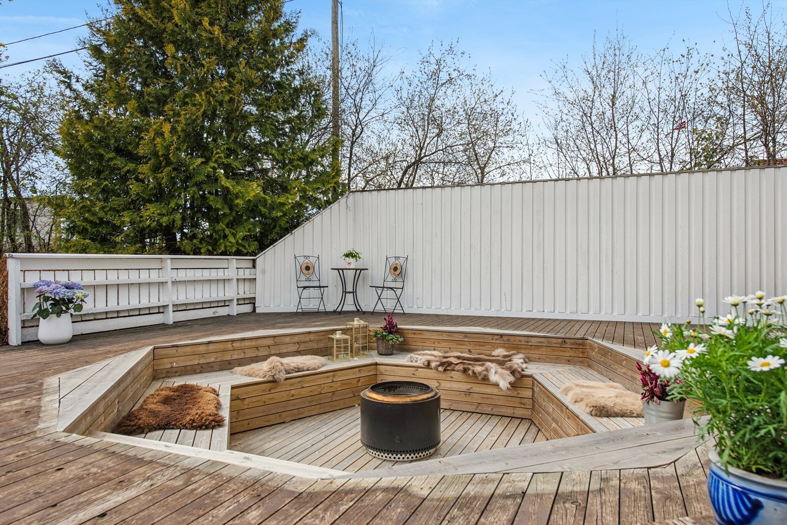 Detalj av den plassbygde sittegruppen på terrassen. (tidligere var det basseng her) Galleribilde