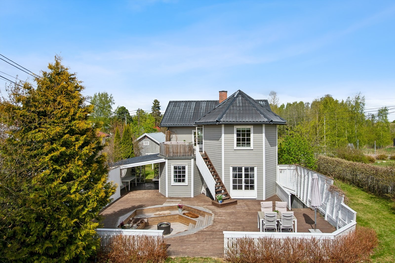 Eiendommen ligger fint til i landlige omgivelser på Sletta, med åpent landskap og aktive gårder som naboer. Galleribilde