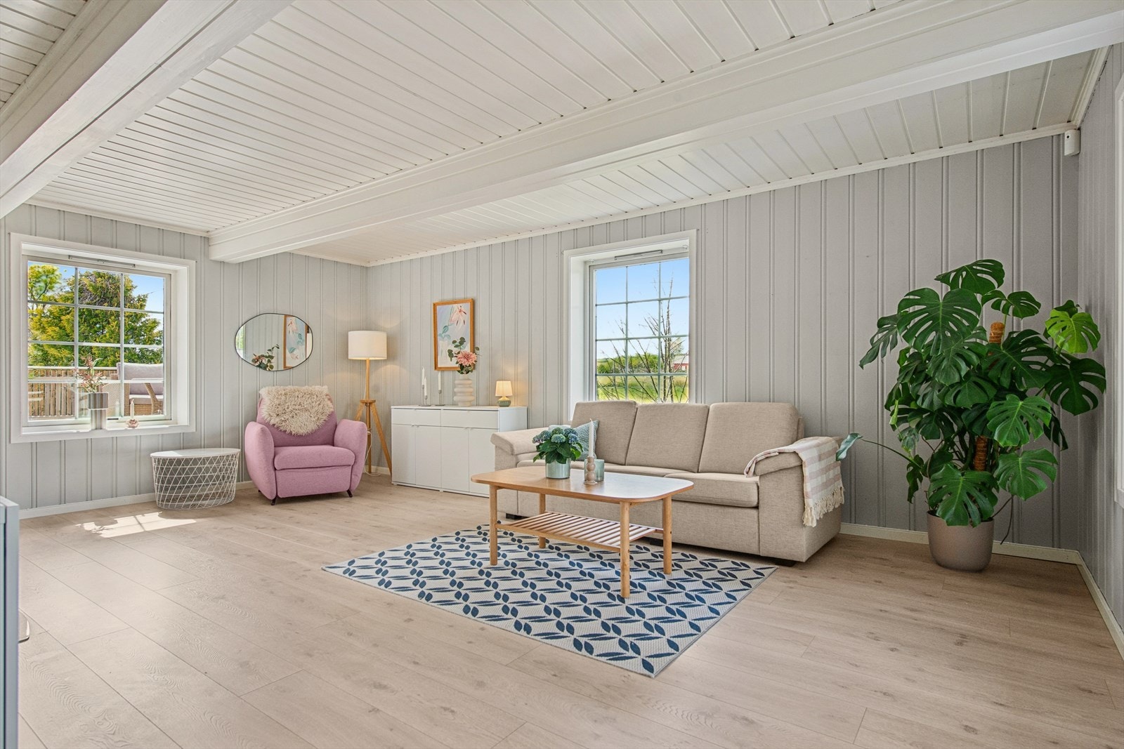 Dette er en bolig med sjel og karakter, der flere stuer og en fleksibel planløsning gir rom for hele familien. Galleribilde