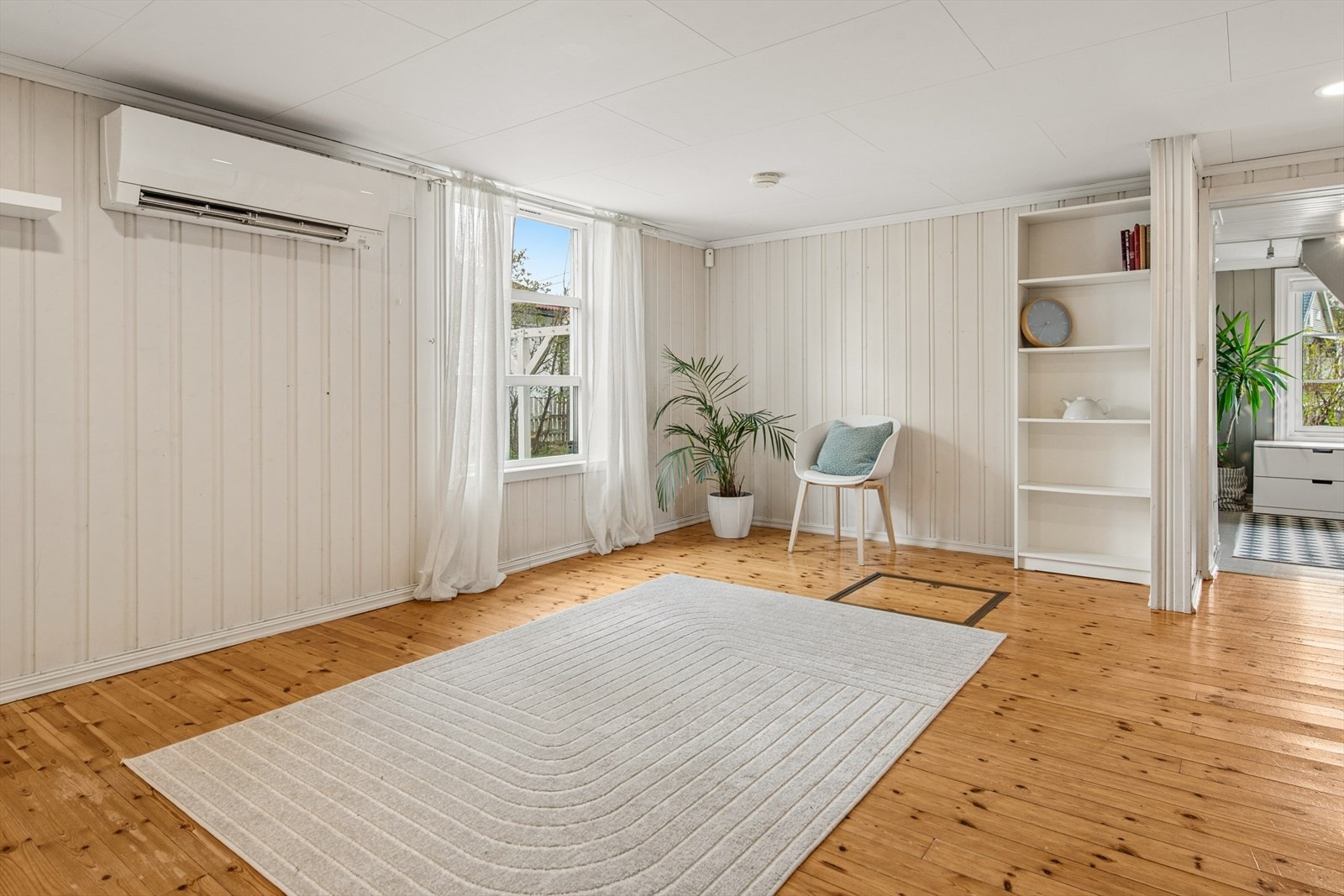 Rommet har originale heltre gulv som bidrar til boligens sjarmerende karakter. Galleribilde