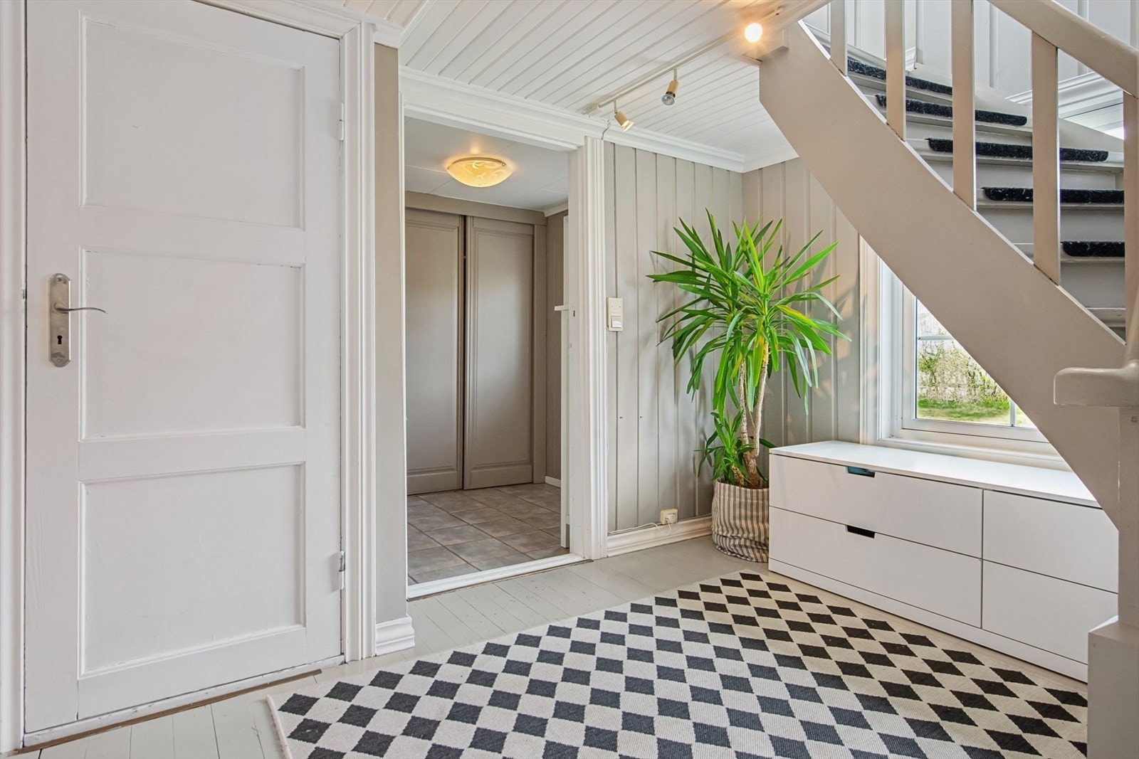 Gangen i første etasje fordeler adkomsten til bad, soverom og trappen til andre etasje. Galleribilde