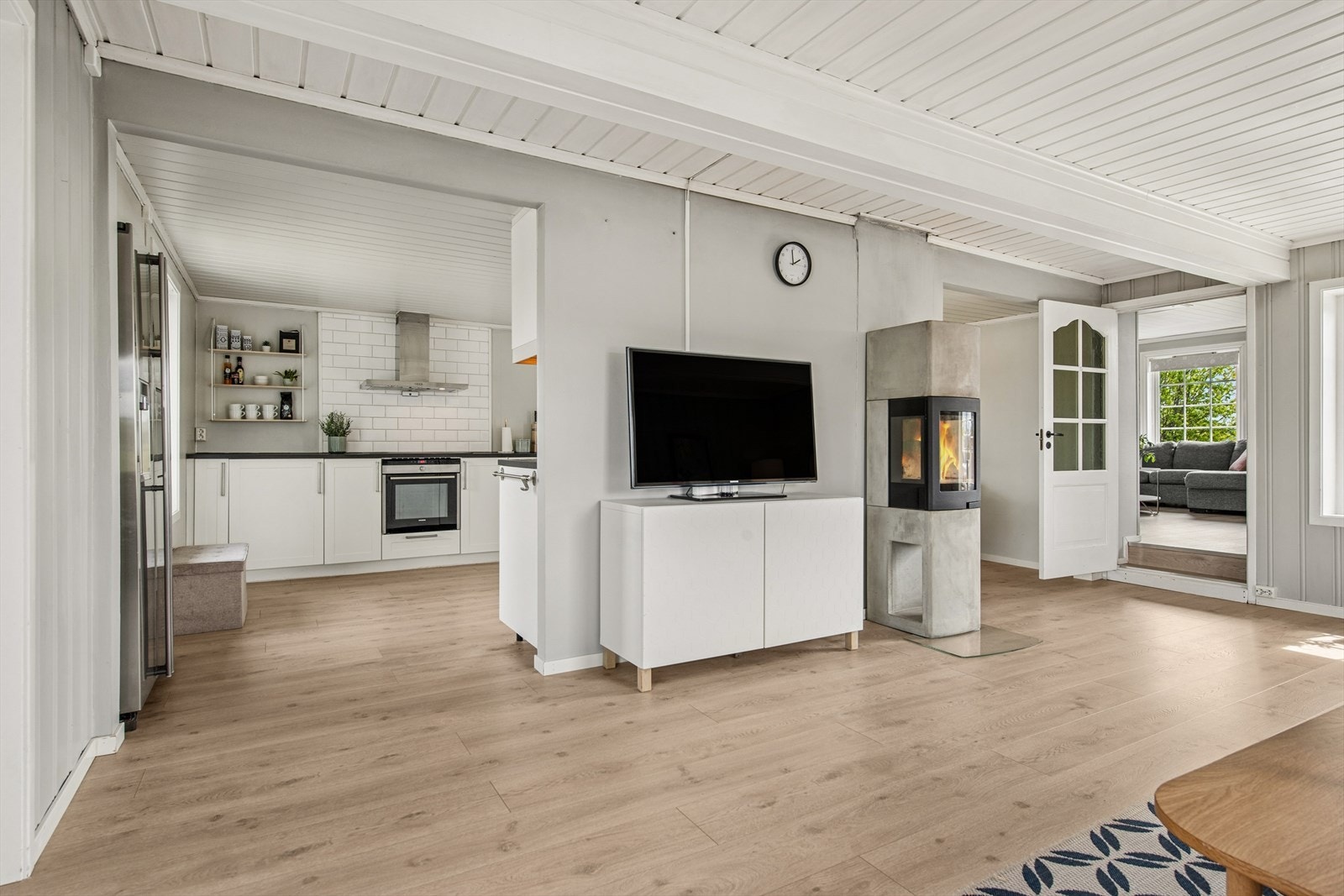 Den åpne løsningen mellom stue og kjøkken skaper et sosialt og luftig allrom i andre etasje. Galleribilde