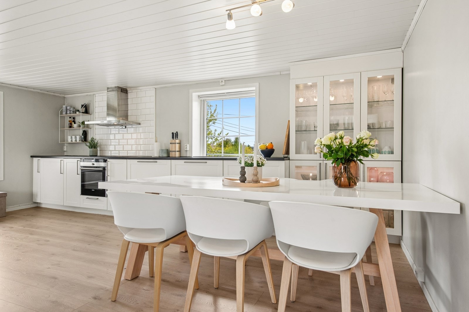 Kjøkkenet har god plass til en stor spisegruppe, perfekt for måltider med familie og venner. Galleribilde