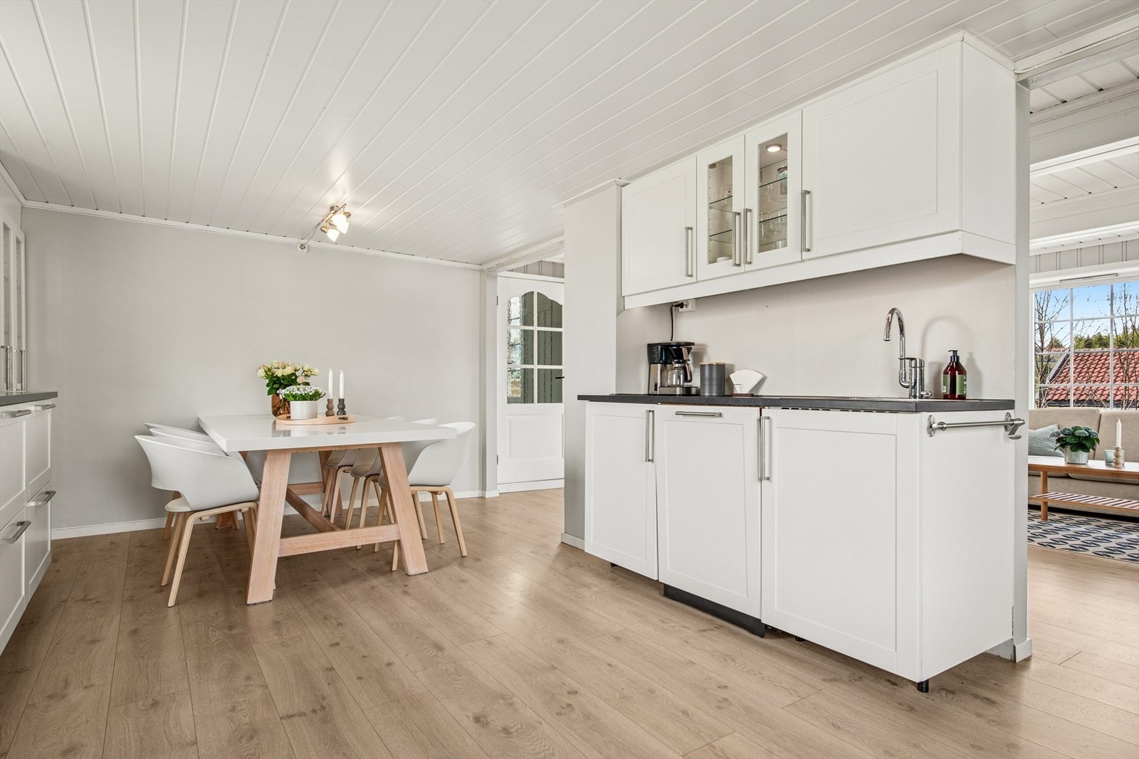 En praktisk kjøkkenøy deler naturlig av mot stuen og gir ekstra arbeidsflate. Galleribilde