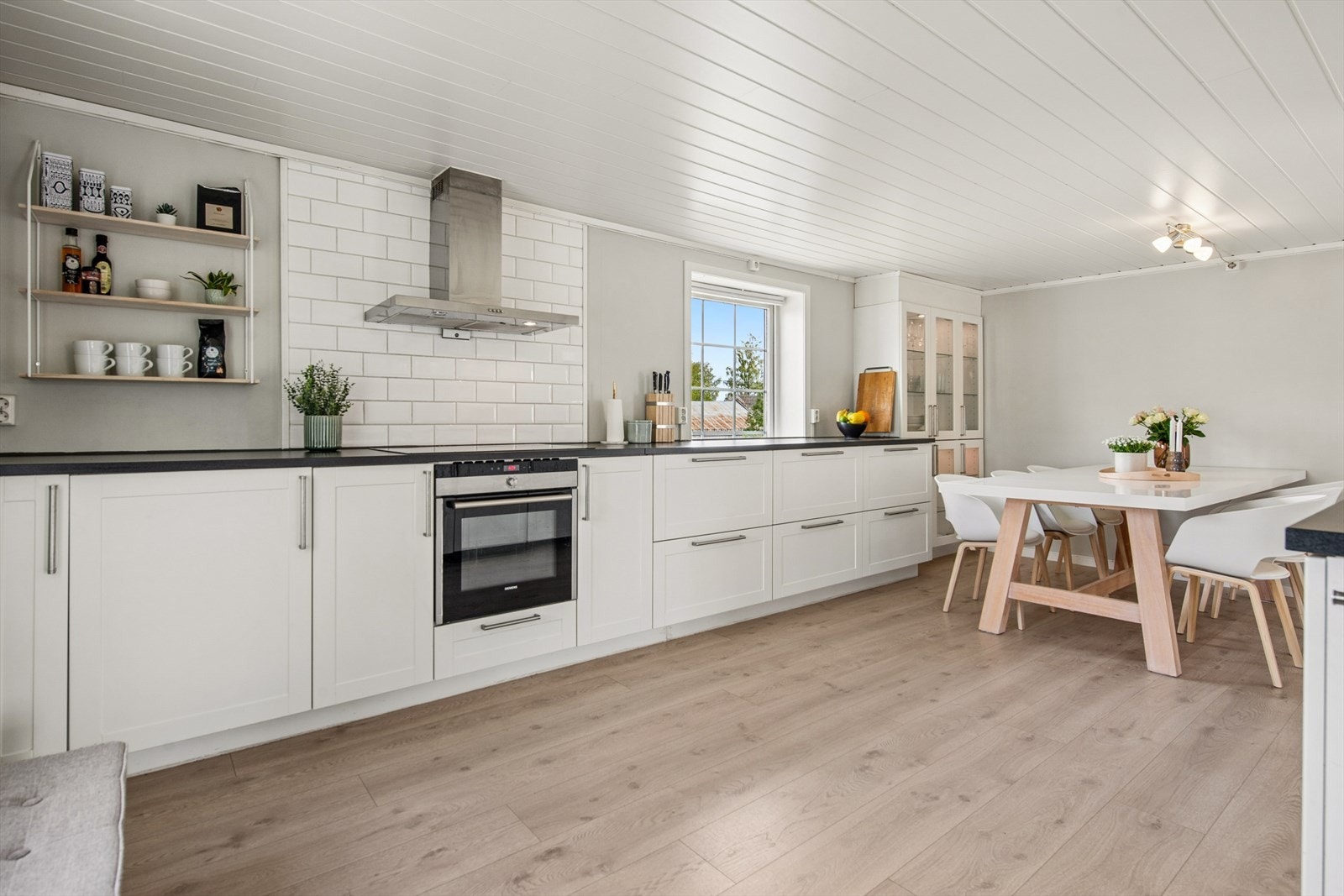 Kjøkkeninnredning fra Ikea med profilerte fronter og rikelig med skap- og benkeplass. Galleribilde