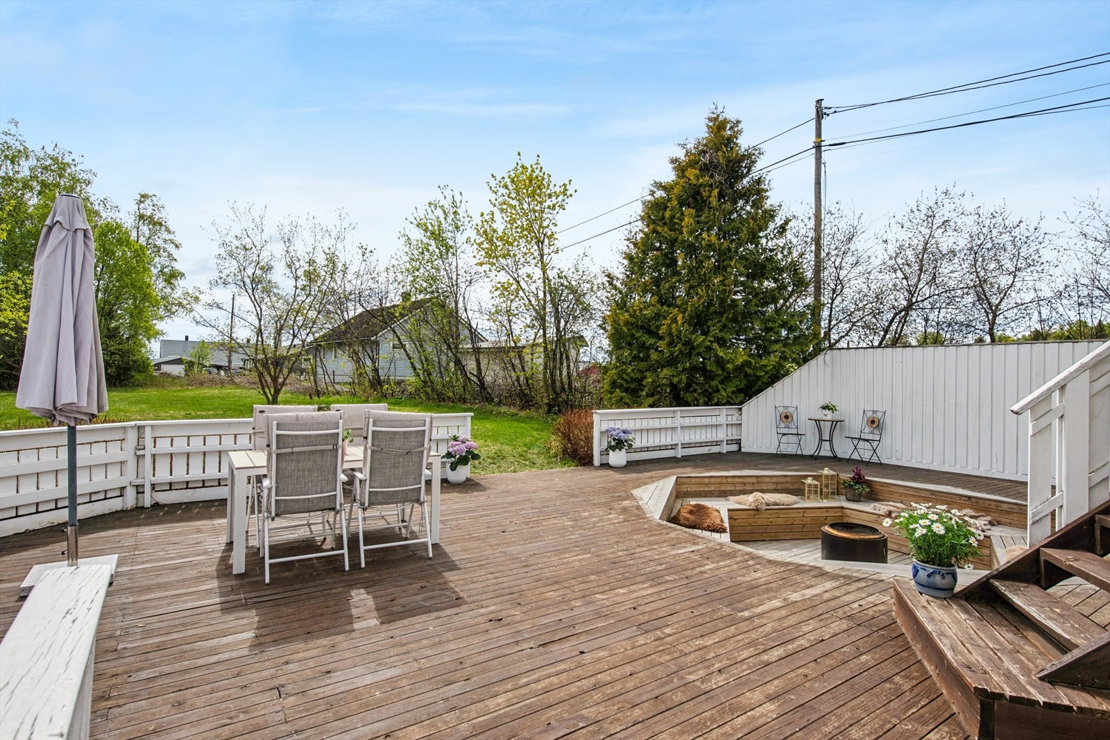 Stor terrasse som gir rikelig med plass for ulike soner, som spisegruppe og loungeområde. Galleribilde