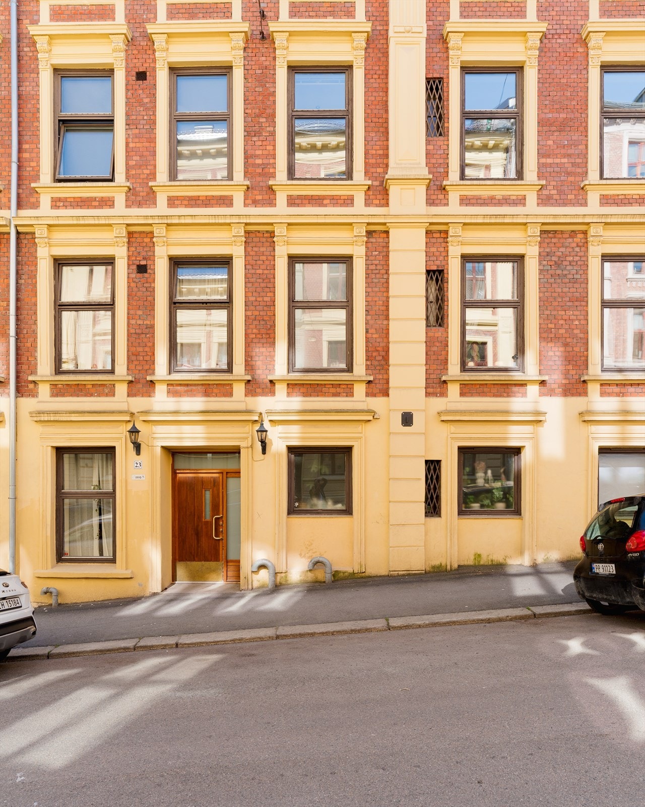 Leiligheten ligger i 3. etasje i en vakker bygård fra 1893. Ny eier kan overta leid parkeringsplass med elbillader i nærheten. Galleribilde