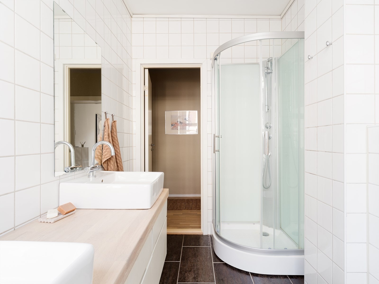 Badet har dusjkabinett og vegghengt toalett. Galleribilde