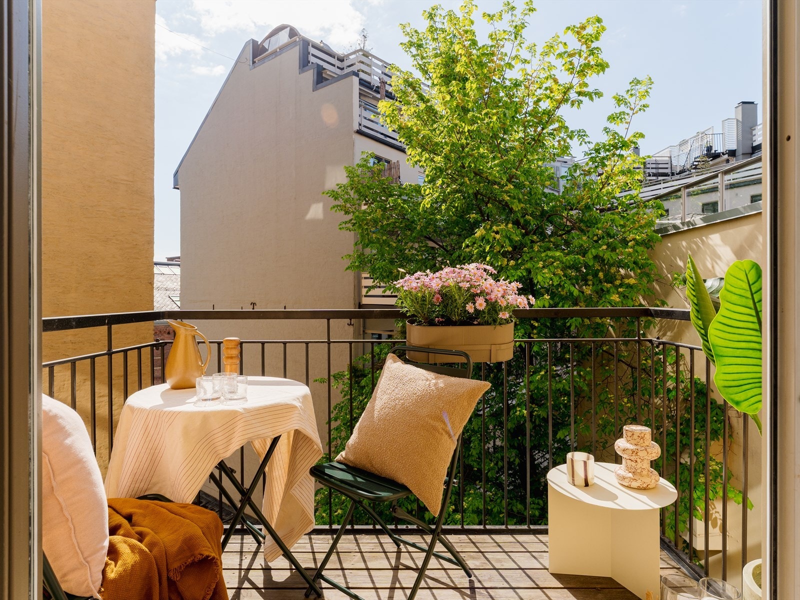 Balkongen vender mot en rolig bakgård og har plass til sittegruppe og grill. Galleribilde