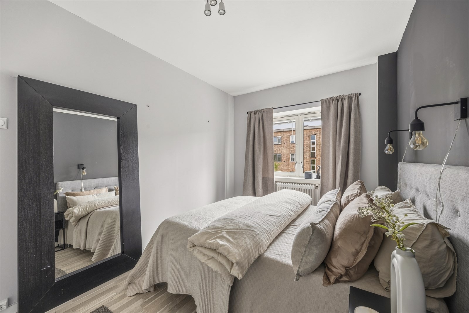 Her har du plass til stor seng og nattbord på begge sider Galleribilde