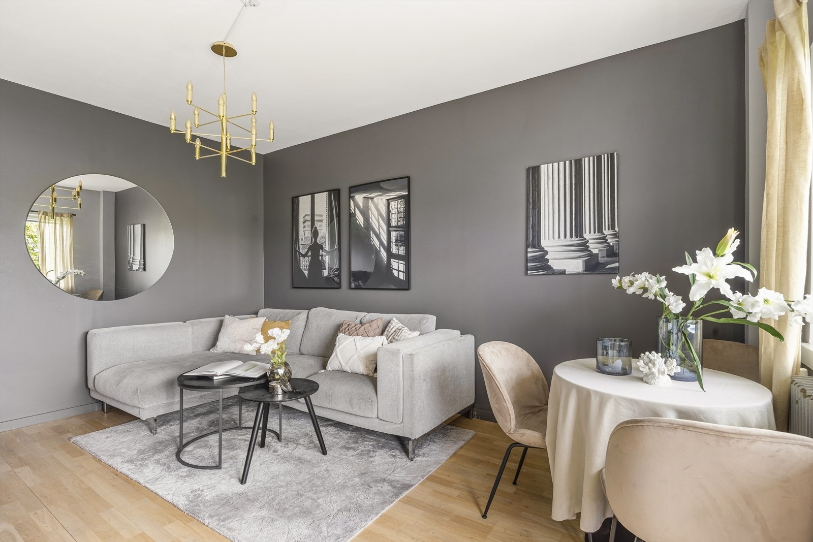 Her er det god plass til både spisebord og sofagruppe Galleribilde