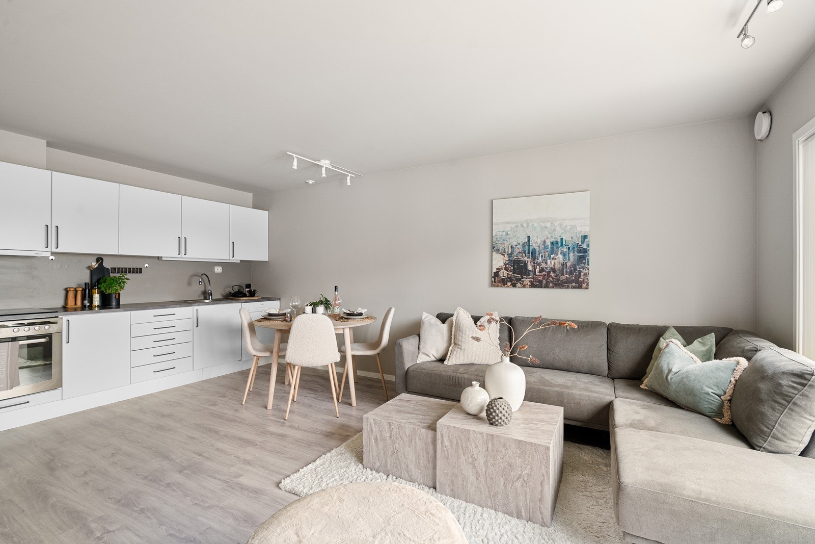 Den åpne stue- og kjøkkenløsningen skaper en sosial og funksjonell planløsning, perfekt til både hverdag og hyggelige sammenkomster. Galleribilde