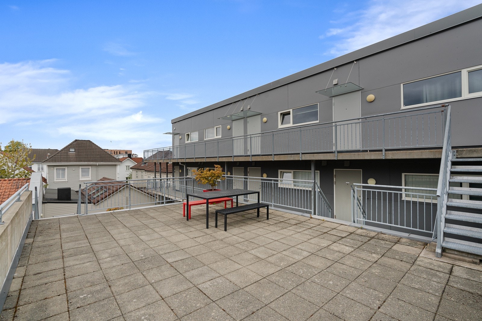 Felles takterrasse med gode solforhold - Her bor du med enkel tilgang til det meste du trenger i hverdagen, samtidig som du har korte avstander til skole- og barnehagetilbud i nærområdet. Galleribilde
