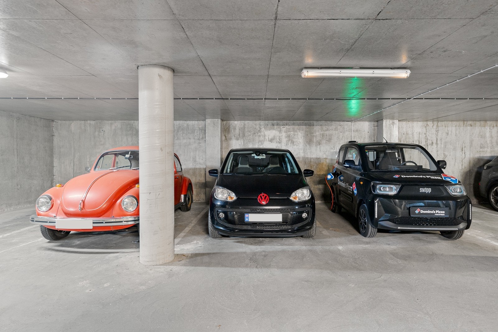 Parkering i lukket garasjeanlegg med mulighet for elbillader. Bod i lukket anlegg. Galleribilde
