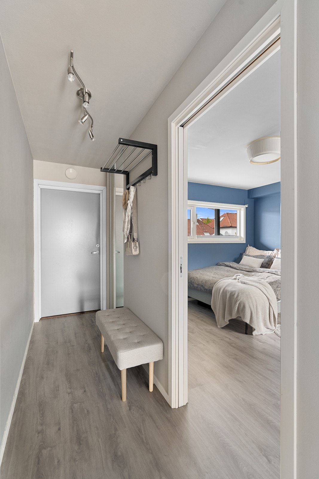 Velkommen inn! Leiligheten inneholder:
Gang, stue/kjøkken, soverom og bad/vask. Galleribilde