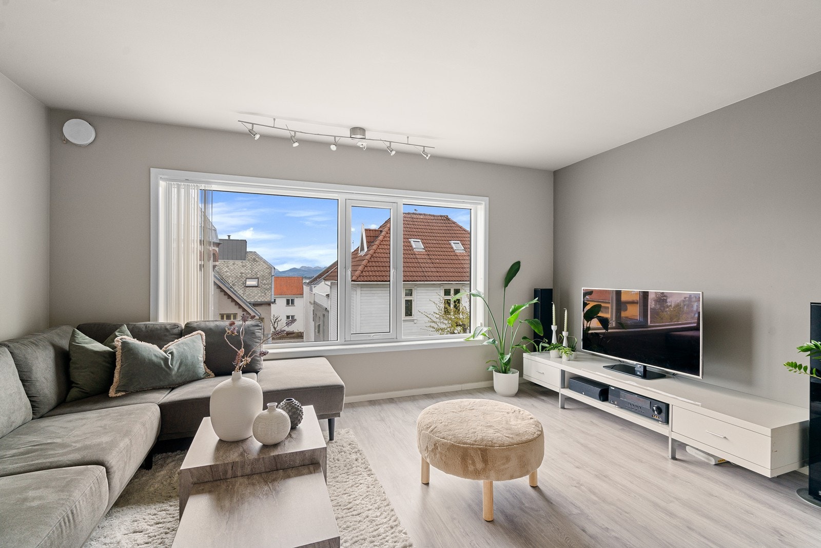 Stuen fremstår lys og innbydende med delikate, lyse fargetoner som gir en moderne og tidsriktig atmosfære. Galleribilde