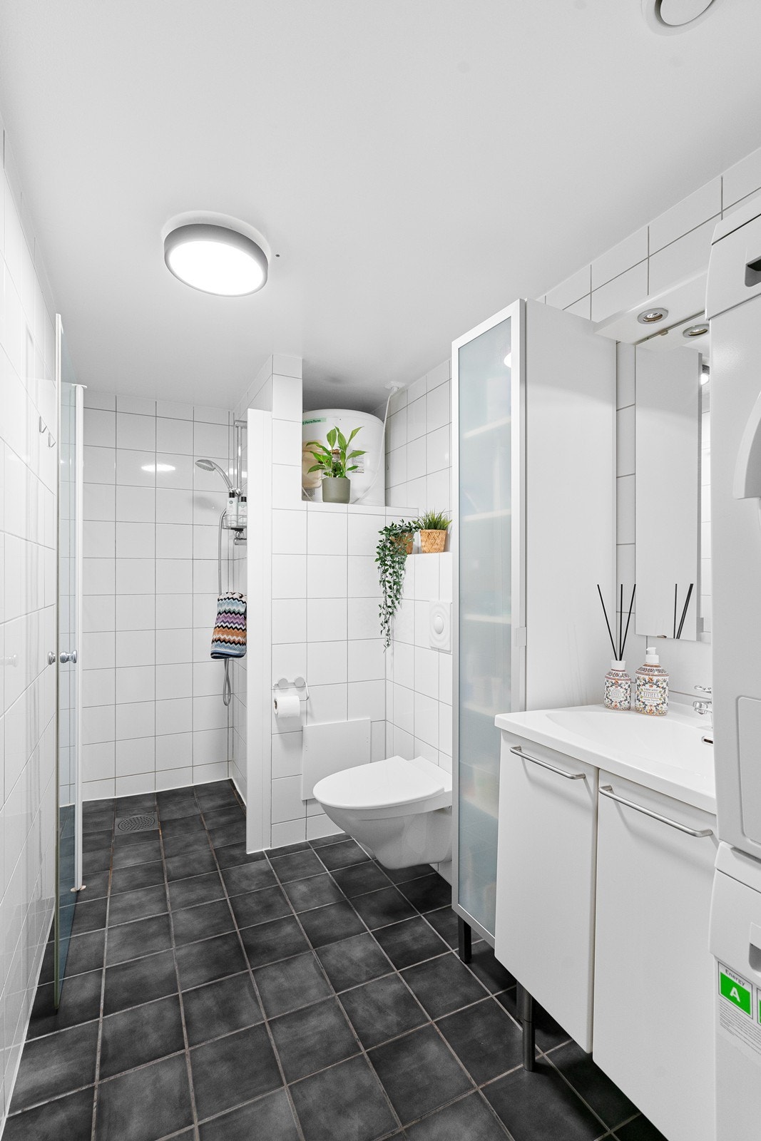 Badet er utstyrt med dusj og toalett. Galleribilde
