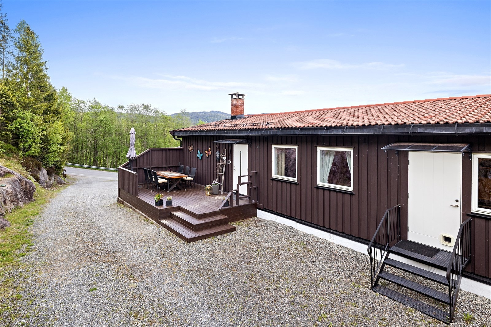 Usjenert terrasse ved inngangspartiet på ca. 20 kvm. Galleribilde
