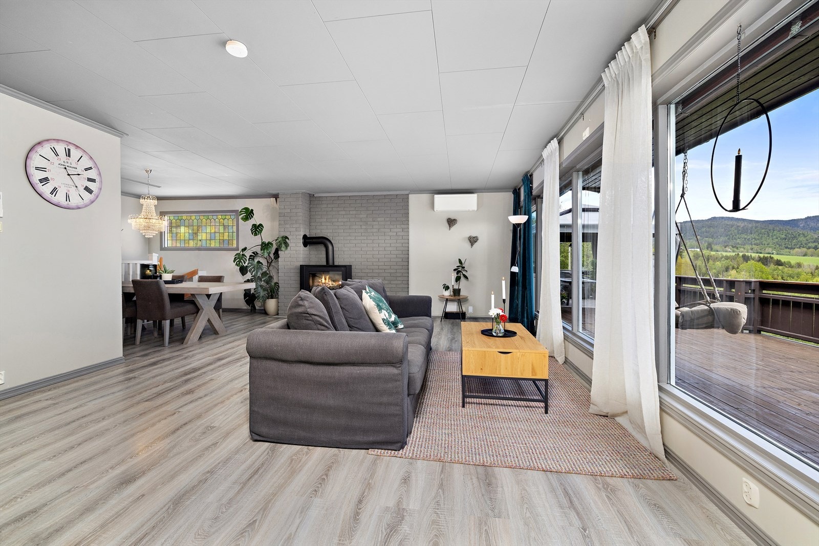 Rommet domineres av store vinduer som nærmest går fra gulv til tak, og det er utgang til terrassen. Galleribilde