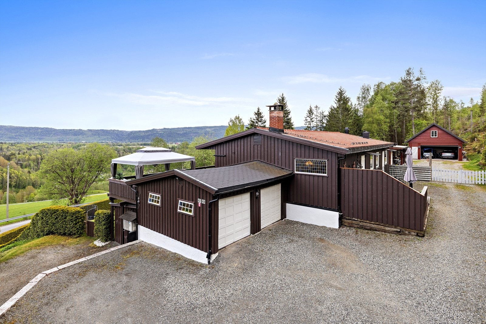 Dobbelgarasje og flere biloppstillingsplasser på gårdsplassen. Galleribilde