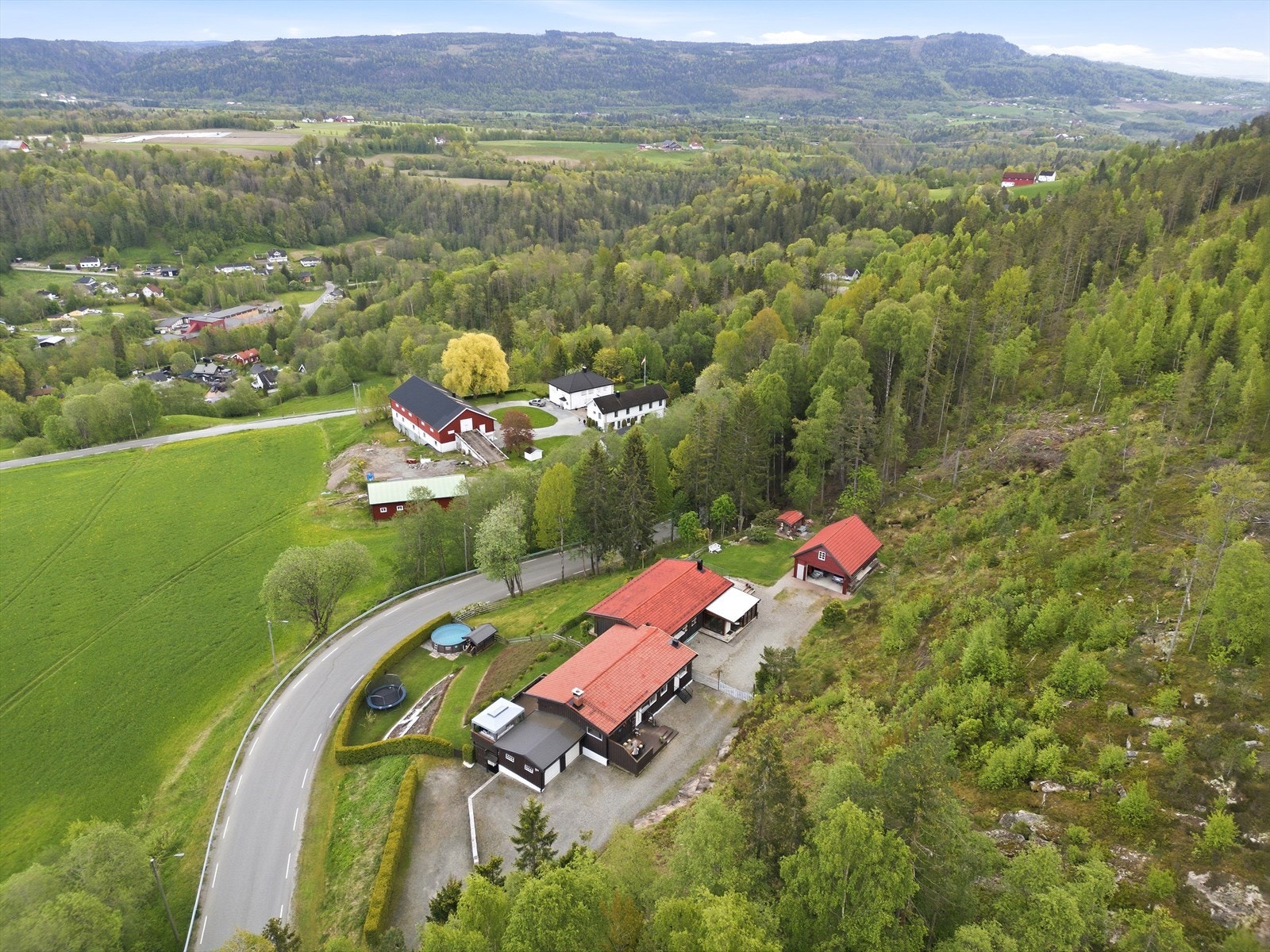 Huset i nr. 457 ligger høyt og fritt til i terrenget, med umiddelbar nærhet til skog og mark. Galleribilde